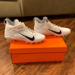 Nike Alpha Menace Pro 2 Mid football cleat